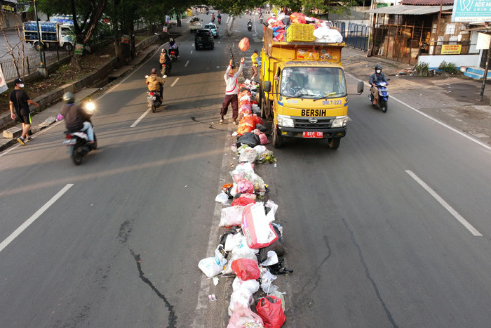 Foto drone pengendara motor berhenti dan membuang sampah ditengah Jalan Raden Fatah, Ciledug, Tangerang, Banten, Selasa (12/10/2021).