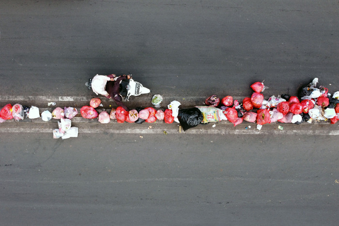 Foto drone pengendara motor berhenti dan membuang sampah ditengah Jalan Raden Fatah, Ciledug, Tangerang, Banten, Selasa (12/10/2021).