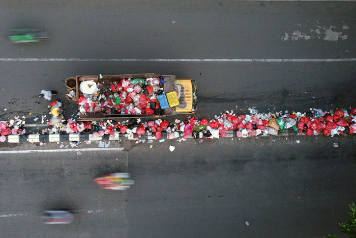 Foto drone pengendara motor berhenti dan membuang sampah ditengah Jalan Raden Fatah, Ciledug, Tangerang, Banten, Selasa (12/10/2021).