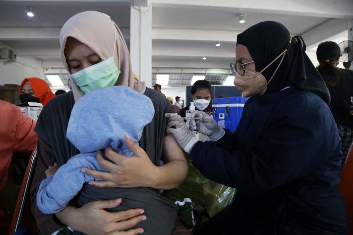 Pelaksanaan serbuan vaksinasi maritim di Vihara Buddhayana Dharmawira Center Surabaya, Jawa Timur, Selasa (12/10/2021).