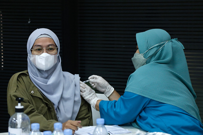 Ketua MNC Puduli Jessica Tanoesoedibjo saat meninjau Sentra Vaksinasi Dosis 2 MNC Peduli di Gedung HighEnd, MNC Center, Jakarta Pusat, Rabu (13/10/2021).