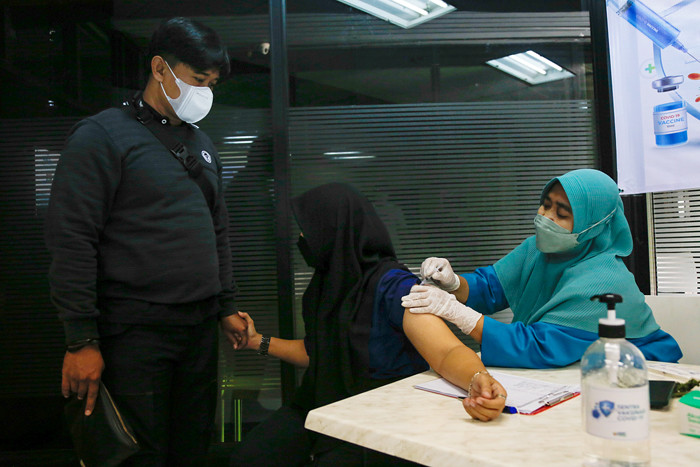 Ketua MNC Puduli Jessica Tanoesoedibjo saat meninjau Sentra Vaksinasi Dosis 2 MNC Peduli di Gedung HighEnd, MNC Center, Jakarta Pusat, Rabu (13/10/2021).