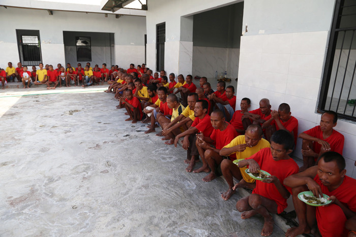 Orang Dengan Gangguan Jiwa (ODGJ) menikmati makan siang di Lingkungan Pondok Sosial (Liponsos) Keputih Surabaya, Jawa Timur, Rabu (13/10/2021).