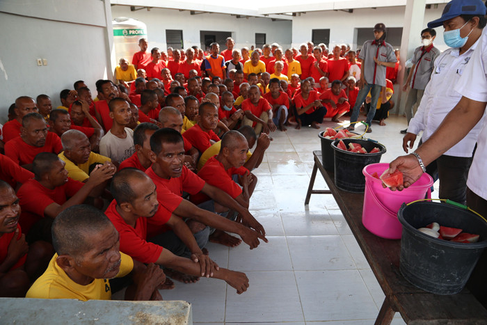 Orang Dengan Gangguan Jiwa (ODGJ) menikmati makan siang di Lingkungan Pondok Sosial (Liponsos) Keputih Surabaya, Jawa Timur, Rabu (13/10/2021).