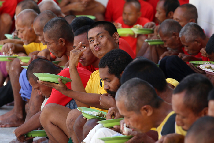 Orang Dengan Gangguan Jiwa (ODGJ) menikmati makan siang di Lingkungan Pondok Sosial (Liponsos) Keputih Surabaya, Jawa Timur, Rabu (13/10/2021).