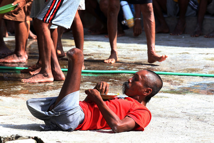 Orang Dengan Gangguan Jiwa (ODGJ) menikmati makan siang di Lingkungan Pondok Sosial (Liponsos) Keputih Surabaya, Jawa Timur, Rabu (13/10/2021).