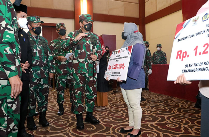 Panglima TNI Marsekal TNI Hadi Tjahjanto meninjau sentra vaksinasi dan menyerahkan bantuan paket sembako di Kepulauan Riau, Selasa (12/10/2021).