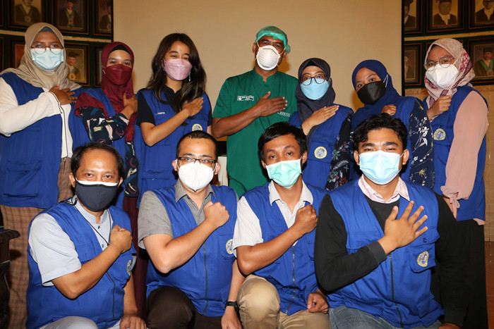 Apresiasi pada tim relawan medis Rumah Sakit Terapung Ksatria Airlangga (RSTKA) di FK Unair Surabaya, Jawa Timur, Rabu (13/10/2021).