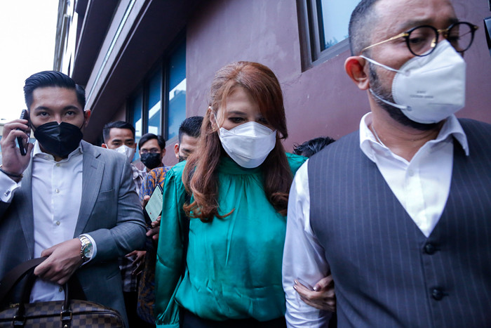 Artis Tamara Bleszynski usai membuat laporan terkait penipuan yang dialaminya di Bareskrim Polri, Jakarta Selatan, Selasa (12/10/2021).