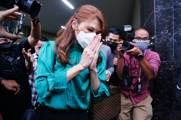 Artis Tamara Bleszynski usai membuat laporan terkait penipuan yang dialaminya di Bareskrim Polri, Jakarta Selatan, Selasa (12/10/2021).