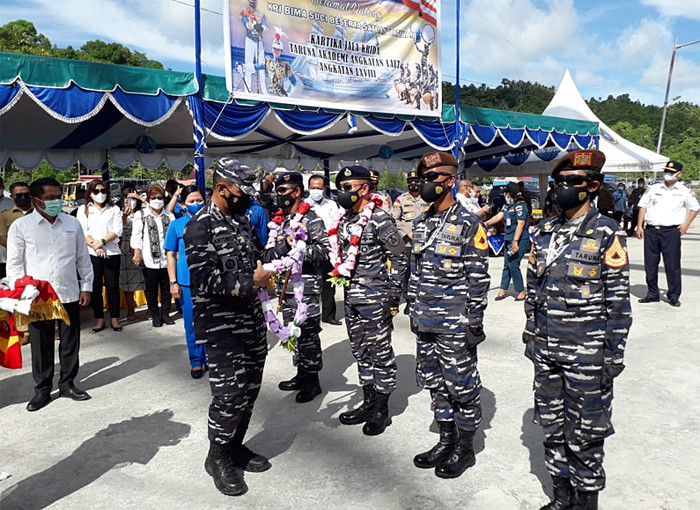 Kedatangan Kapal Republik Indonesia (KRI) Bima Suci-945 di Pelabuhan Baru Telukdalam Kabupaten Nias Selatan yang membawa 88 Taruna/Taruni Akademi Angkatan Laut.