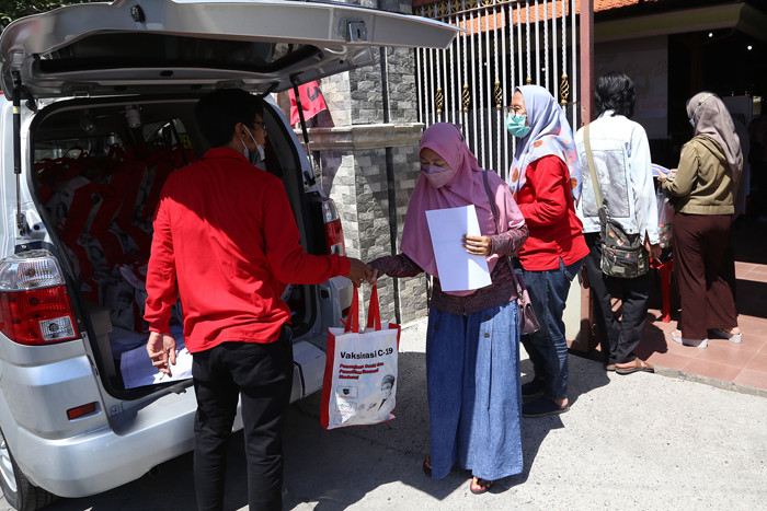 Vaksinasi Covid-19 di perkampungan Waru, Sidoarjo, Jawa Timur, Selasa (12/10/2021).