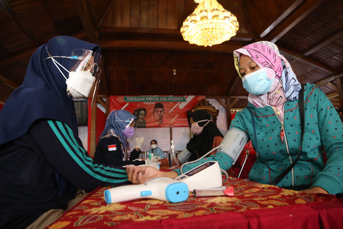 Vaksinasi Covid-19 di perkampungan Waru, Sidoarjo, Jawa Timur, Selasa (12/10/2021).