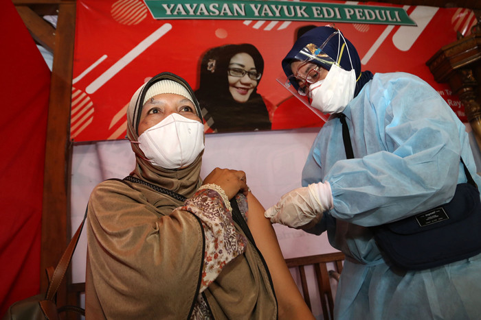 Vaksinasi Covid-19 di perkampungan Waru, Sidoarjo, Jawa Timur, Selasa (12/10/2021).