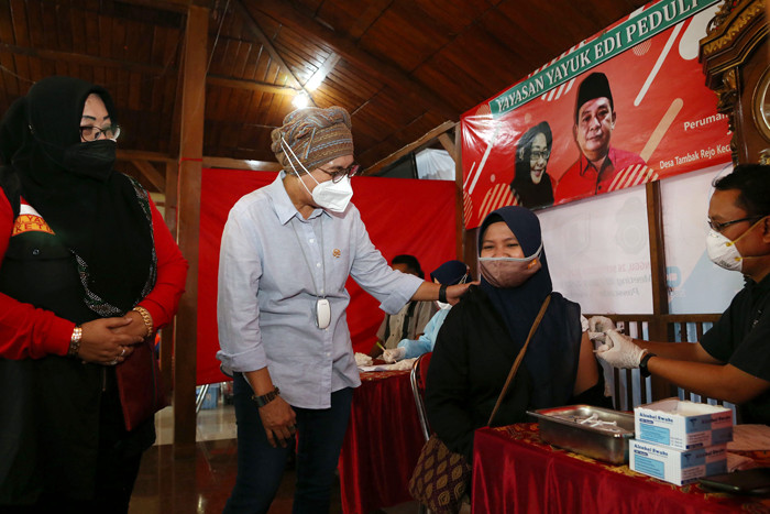 Vaksinasi Covid-19 di perkampungan Waru, Sidoarjo, Jawa Timur, Selasa (12/10/2021).