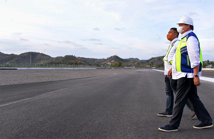 Menko Bidang Perekonomian Airlangga Hartarto meninjau kesiapan sarana dan prasarana di Mandalika International Street Circuit di NTB, Kamis (14/10/2021).