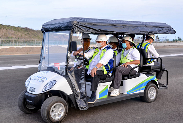 Menko Bidang Perekonomian Airlangga Hartarto meninjau kesiapan sarana dan prasarana di Mandalika International Street Circuit di NTB, Kamis (14/10/2021).