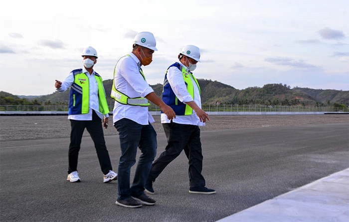 Menko Bidang Perekonomian Airlangga Hartarto meninjau kesiapan sarana dan prasarana di Mandalika International Street Circuit di NTB, Kamis (14/10/2021).
