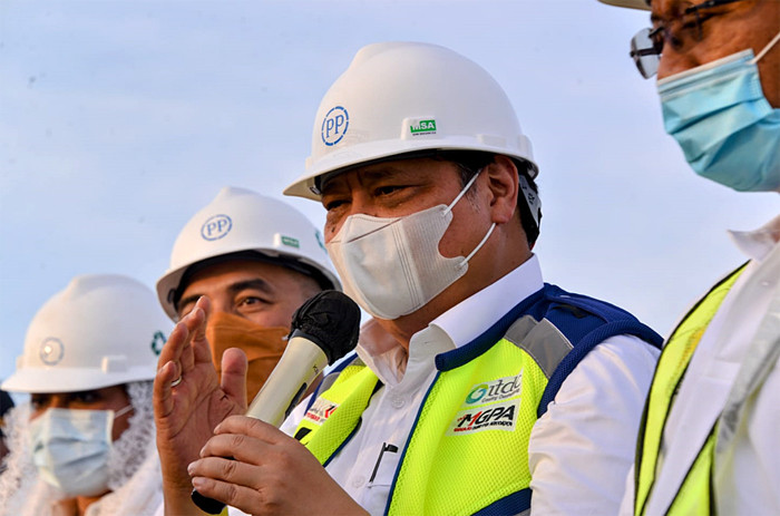 Menko Bidang Perekonomian Airlangga Hartarto meninjau kesiapan sarana dan prasarana di Mandalika International Street Circuit di NTB, Kamis (14/10/2021).