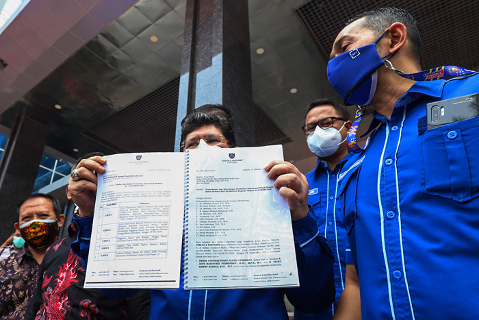Kuasa Hukum Partai Demokrat dan sejumlah petinggi partai menyambangi kantor Kementerian Hukum dan HAM di Jakarta, Kamis (14/10/2021).