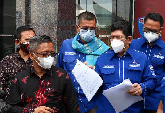 Kuasa Hukum Partai Demokrat dan sejumlah petinggi partai menyambangi kantor Kementerian Hukum dan HAM di Jakarta, Kamis (14/10/2021).