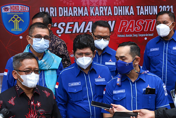 Kuasa Hukum Partai Demokrat dan sejumlah petinggi partai menyambangi kantor Kementerian Hukum dan HAM di Jakarta, Kamis (14/10/2021).