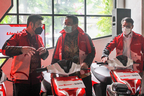 Peresmian kerja sama Lion Parcel menjadi perusahaan logistik pertama di Indonesia yang Mengunakan motor listrik di Jakarta, Kamis (14/10/2021).
