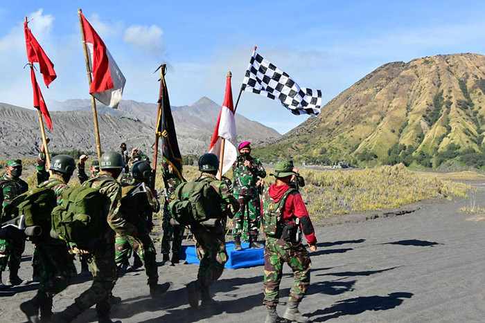 Kasal Laksamana TNI Yudo Margono saat memberikan motivasi kepada para siswa calon prajurit Petarung Marinir TNI AL yang sedang menjalani tahap Lintas Medan.
