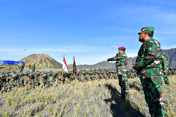 Kasal Laksamana TNI Yudo Margono saat memberikan motivasi kepada para siswa calon prajurit Petarung Marinir TNI AL yang sedang menjalani tahap Lintas Medan.