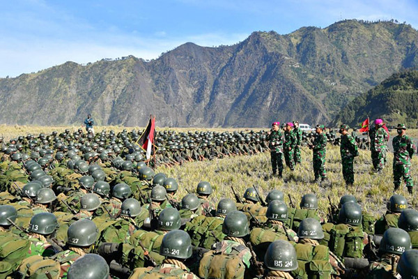 Kasal Laksamana TNI Yudo Margono saat memberikan motivasi kepada para siswa calon prajurit Petarung Marinir TNI AL yang sedang menjalani tahap Lintas Medan.