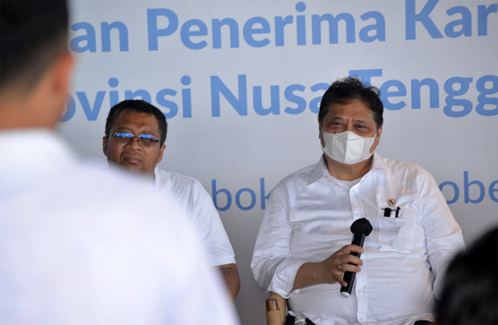 Menteri Koordinator Bidang Perekonomian Airlangga Hartarto saat bertemu dan berbincang dengan para penerima Kartu Prakerja di NTB, Kamis (14/10/2021).