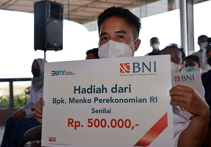 Menteri Koordinator Bidang Perekonomian Airlangga Hartarto saat bertemu dan berbincang dengan para penerima Kartu Prakerja di NTB, Kamis (14/10/2021).
