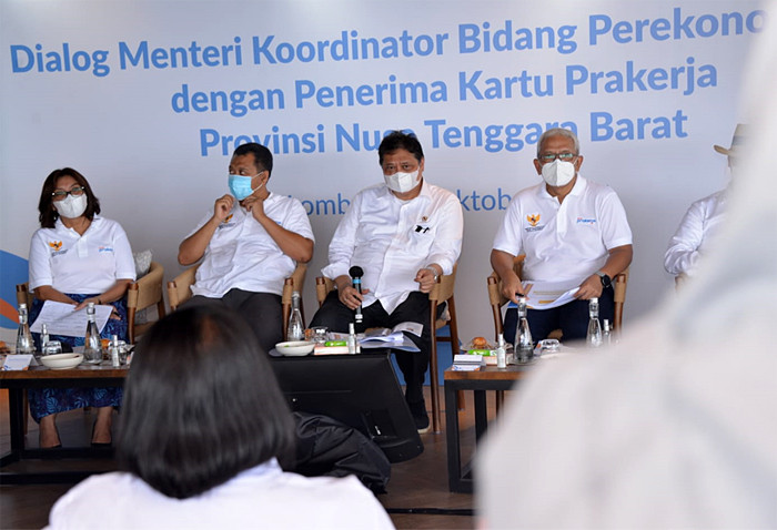 Menteri Koordinator Bidang Perekonomian Airlangga Hartarto saat bertemu dan berbincang dengan para penerima Kartu Prakerja di NTB, Kamis (14/10/2021).