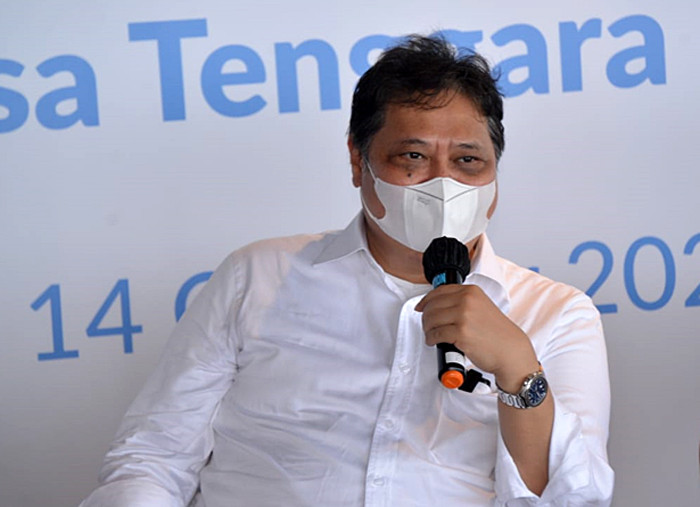 Menteri Koordinator Bidang Perekonomian Airlangga Hartarto saat bertemu dan berbincang dengan para penerima Kartu Prakerja di NTB, Kamis (14/10/2021).