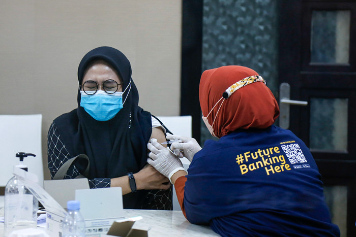 Vaksinator menyuntikkan vaksin Covid-19 jenis Pfizer kepada warga di Sentra Vaksinasi Dosis kedua MNC Peduli di Gedung HighEnd, MNC Center, Kamis (14/10/2021).