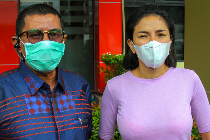 Artis Nikira Mirzani usai menjalani pemeriksaan terkait laporan penelantaran anak ke mantan suaminya di Polres Metro Jakarta Selatan, Kamis (14/10/2021).