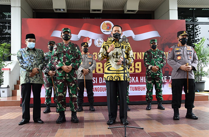 Panglima TNI Marsekal TNI Hadi Tjahjanto dan Kapolri Jenderal Polisi Listyo Sigit Prabowo menghadiri acara bhakti sosial di Mabes TNI, Rabu (13/10/2021).