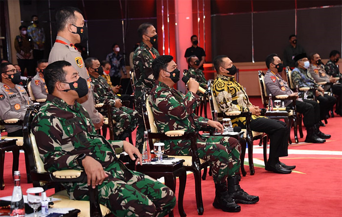 Panglima TNI Marsekal TNI Hadi Tjahjanto dan Kapolri Jenderal Polisi Listyo Sigit Prabowo menghadiri acara bhakti sosial di Mabes TNI, Rabu (13/10/2021).