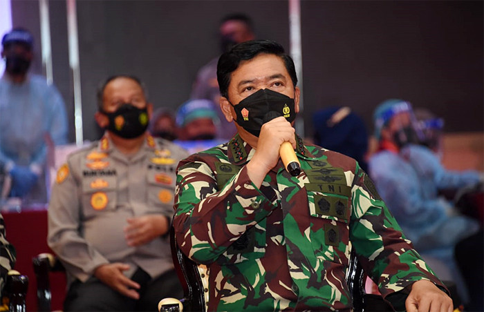 Panglima TNI Marsekal TNI Hadi Tjahjanto dan Kapolri Jenderal Polisi Listyo Sigit Prabowo menghadiri acara bhakti sosial di Mabes TNI, Rabu (13/10/2021).