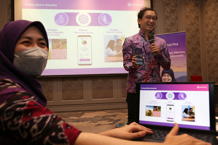 Chief Commercial Officer Amartha, Hadi Wenas, mejabarkan Platform Peer-to-Peer Lending Amartha+ di Surabaya, Jawa Timur, Jumat (15/10/2021).
