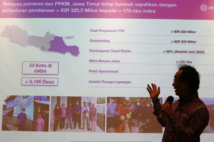 Chief Commercial Officer Amartha, Hadi Wenas, mejabarkan Platform Peer-to-Peer Lending Amartha+ di Surabaya, Jawa Timur, Jumat (15/10/2021).