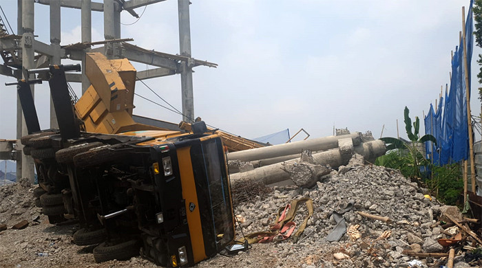 Sebuah crane jatuh menimpa rumah warga di kawasan Depok, Jawa Barat.