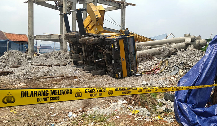 Sebuah crane jatuh menimpa rumah warga di kawasan Depok, Jawa Barat.