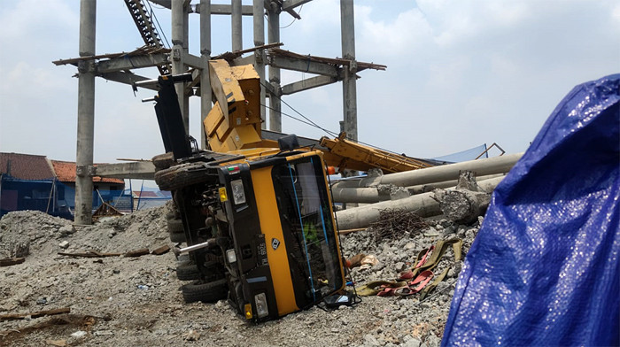 Sebuah crane jatuh menimpa rumah warga di kawasan Depok, Jawa Barat.