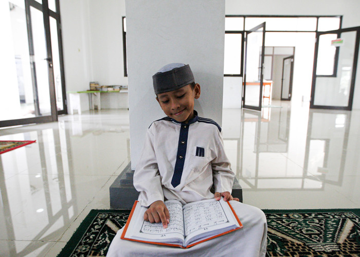 Sejumlah anak-anak antusias ikuti pengajian di Masjid Al-Majid, Bukit Kemuning, Lampung Utara, Jumat (15/10/2021).
