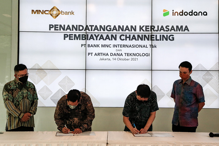 Penandatanganan kerja sama pembiayaan channeling PT Bank MNC Internasional Tbk dengan PT Artha Dana Teknologi (Indodana) di Jakarta, Kamis (14/10/2021).
