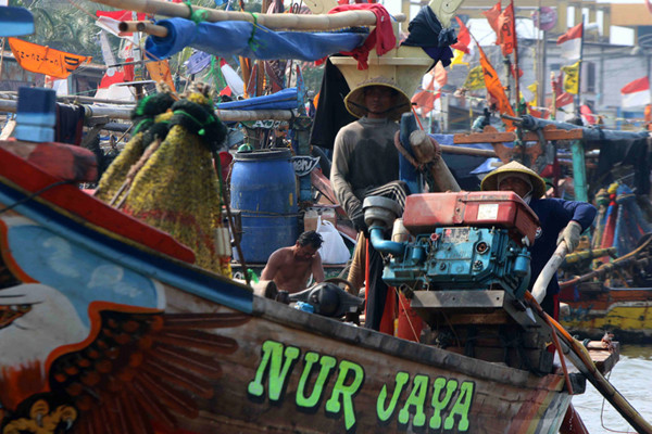 Nelayan melakukan aktivitas di kampung nelayan Cilincing, Jakarta Utara, Kamis (14/10/2021).