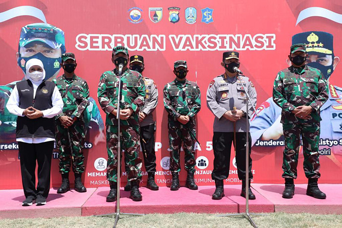 Panglima TNI Marsekal TNI Hadi Tjahjanto meninjau serbuan vaksinasi di Lapangan Thor dan Terminal 2 Bandara Juanda, Surabaya, Jawa Timur, Jumat (15/10/2021).