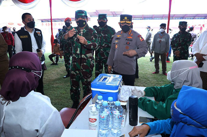 Panglima TNI Marsekal TNI Hadi Tjahjanto meninjau serbuan vaksinasi di Lapangan Thor dan Terminal 2 Bandara Juanda, Surabaya, Jawa Timur, Jumat (15/10/2021).