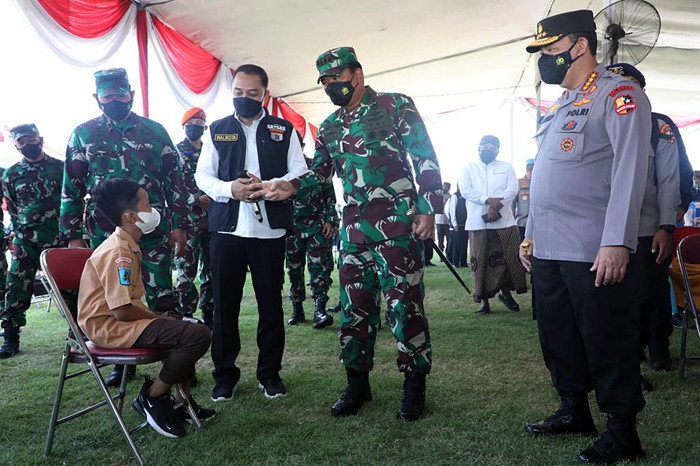 Panglima TNI Marsekal TNI Hadi Tjahjanto meninjau serbuan vaksinasi di Lapangan Thor dan Terminal 2 Bandara Juanda, Surabaya, Jawa Timur, Jumat (15/10/2021).